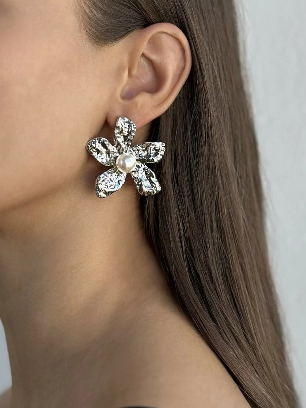 ✨"Sol" Hammered Silver Flower Pearl Stud Earrings